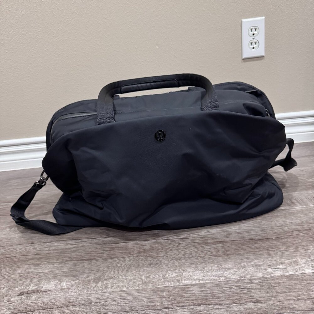Lululemon essential duffel bag